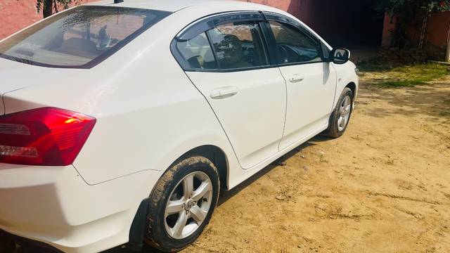 https://images10.gaadi.com/usedgaadi-sellcar/UsedCar/f54d85d1a/0267023d-3733-49a3-b60e-742713d54816.jpeg?imwidth=6402
