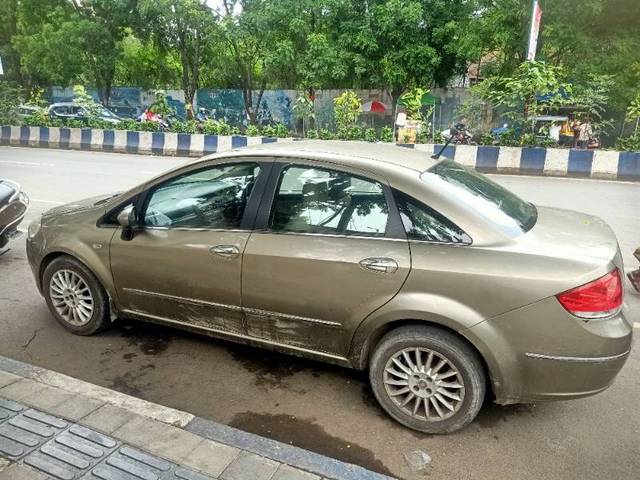 https://images10.gaadi.com/usedgaadi-sellcar/UsedCar/f54dab93a/5d5bce64-250f-43a2-9b6c-90e6f96c4d38.jpg?imwidth=6402