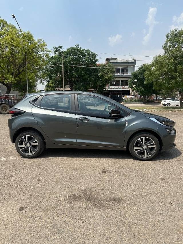 https://images10.gaadi.com/usedgaadi-sellcar/UsedCar/f54e6279a/165ecdcc-e9e8-4962-aa36-ed4dd5c64321.jpeg?imwidth=6401
