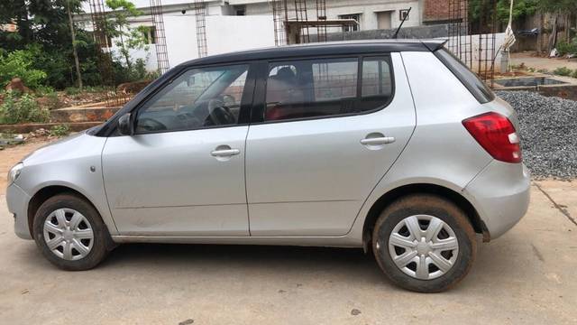 https://images10.gaadi.com/usedgaadi-sellcar/UsedCar/f5511e8da/75b7668d-33a1-45a2-a0a2-20100dd8fc81.jpg?imwidth=6401