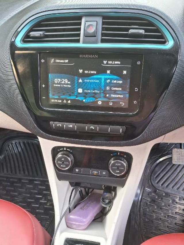 https://images10.gaadi.com/usedgaadi-sellcar/UsedCar/f552c378a/51a94062-7846-4668-a96b-e987d532836a.jpg?imwidth=6401