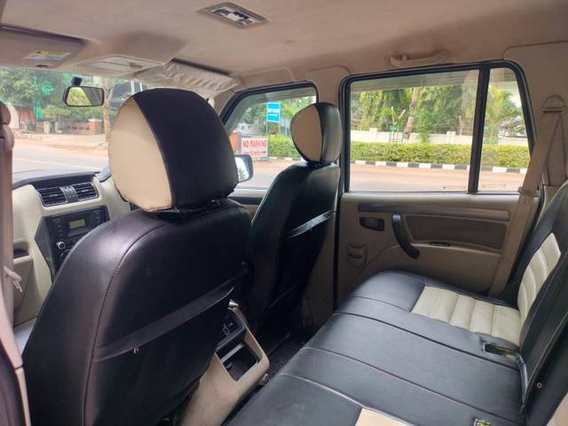 https://images10.gaadi.com/usedgaadi-sellcar/UsedCar/f55303eea/1a5decd1-a03a-4f1d-a922-d1dc7abf212a.jpeg?imwidth=6402