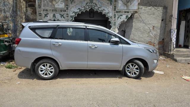 https://images10.gaadi.com/usedgaadi-sellcar/UsedCar/f5541260a/8cfb612c-99dd-45f5-9a63-5f52f4e122c8.jpg?imwidth=6401