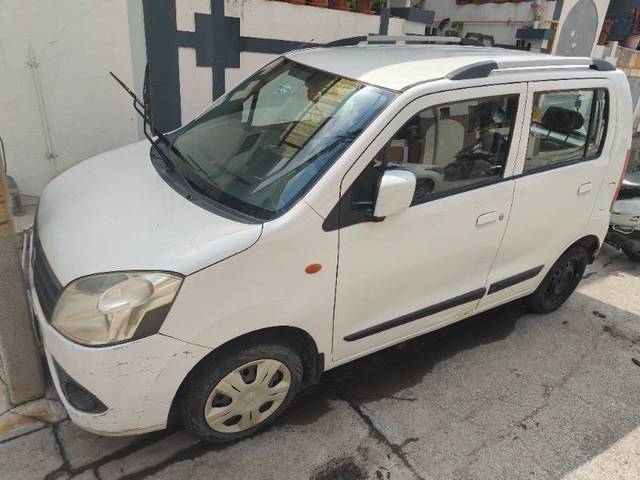 https://images10.gaadi.com/usedgaadi-sellcar/UsedCar/f5546003a/dd9d9b57-d1eb-467e-b472-73577ee6bdc6.jpg?imwidth=6400