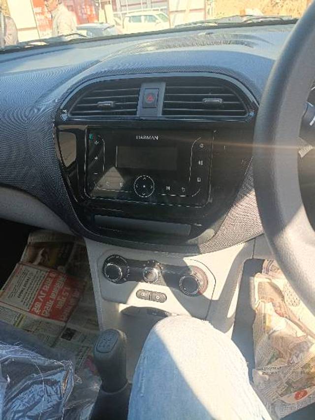 https://images10.gaadi.com/usedgaadi-sellcar/UsedCar/f5555cf2a/640c5f81-02af-49e9-aac9-c3d7ee5558cf.jpg?imwidth=6401