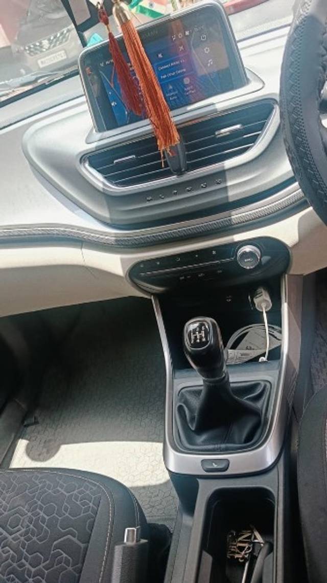 https://images10.gaadi.com/usedgaadi-sellcar/UsedCar/f55620daa/a8857a68-1f7d-468e-9d63-6864deab8707.jpeg?imwidth=6402