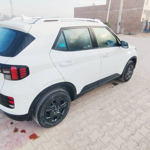 https://images10.gaadi.com/usedgaadi-sellcar/UsedCar/f556e57aa/5b1bed9a-a7cc-4399-9a5f-f91e313db84b.jpg?imwidth=6402