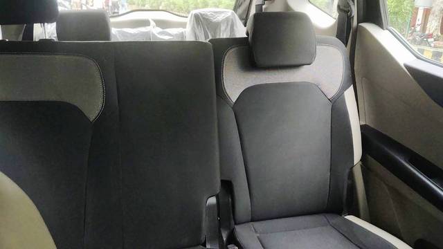 https://images10.gaadi.com/usedgaadi-sellcar/UsedCar/f5576c3da/6adc62fe-bce0-4bb2-9bc6-fc0b91c58e85.jpg?imwidth=6401
