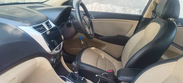 https://images10.gaadi.com/usedgaadi-sellcar/UsedCar/f557c6f2a/564ca146-a801-4435-8cf4-586c722736c6.jpg?imwidth=6402