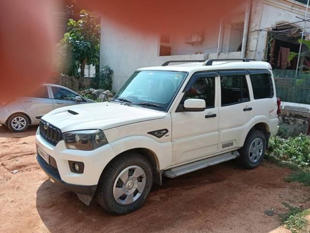 https://images10.gaadi.com/usedgaadi-sellcar/UsedCar/f559849ca/9df2ad00-6e68-467f-a282-751176015a00.jpg?imwidth=6402