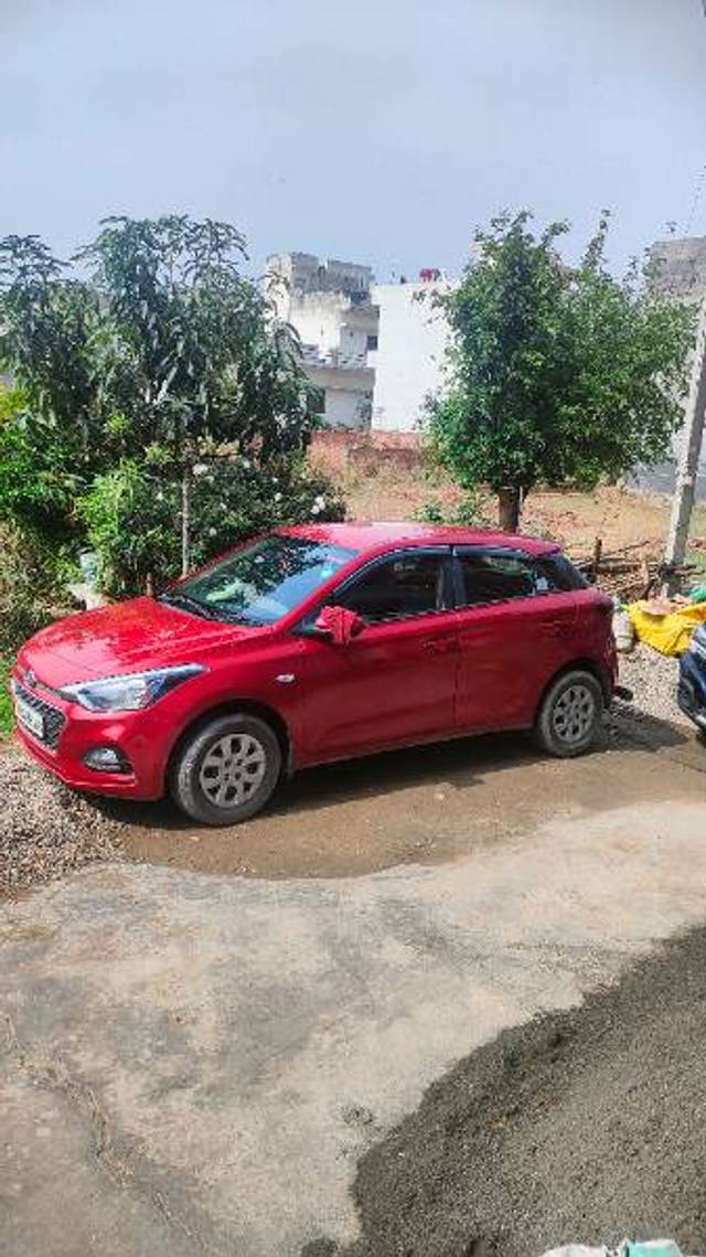 https://images10.gaadi.com/usedgaadi-sellcar/UsedCar/f55c7115a/c15a37b6-3d54-489f-9bc2-369eef89df06.jpg?imwidth=6400