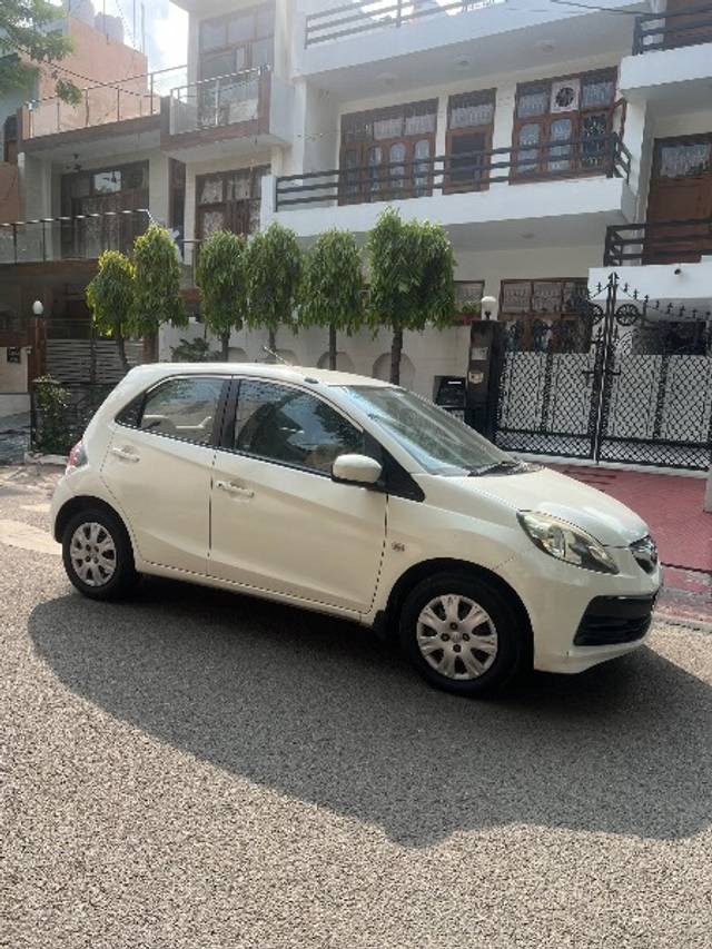 https://images10.gaadi.com/usedgaadi-sellcar/UsedCar/f55e04f1a/6823b200-fd81-4359-838b-0a8b8ca51773.jpeg?imwidth=6400