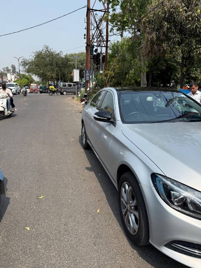 https://images10.gaadi.com/usedgaadi-sellcar/UsedCar/f55f1406a/42b25b0d-0536-4619-ba51-fbbe8b9a8a5a.jpeg?imwidth=6400