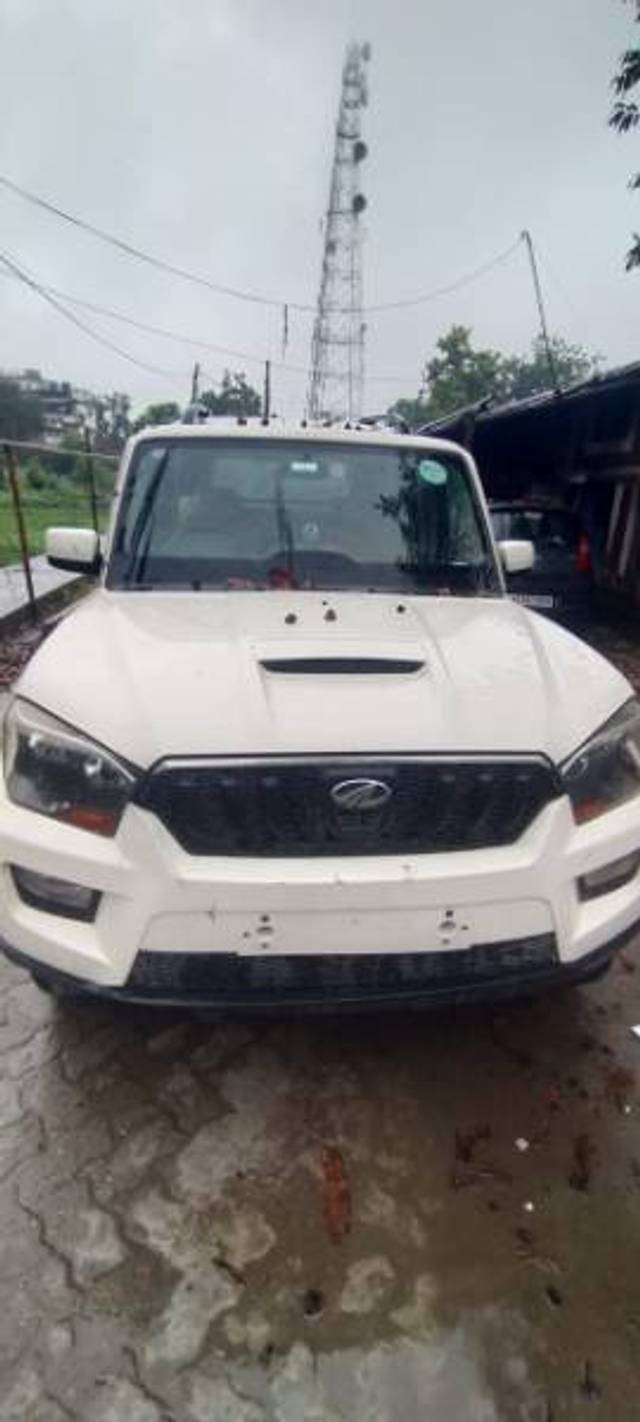 https://images10.gaadi.com/usedgaadi-sellcar/UsedCar/f560b62fa/b9290ffc-5a3a-4f1a-821e-861fb852f9b5.jpg?imwidth=6400