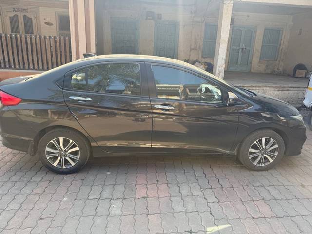 https://images10.gaadi.com/usedgaadi-sellcar/UsedCar/f5617e29a/6d28a089-4526-419e-92be-e85feffaec6d.jpeg?imwidth=6401
