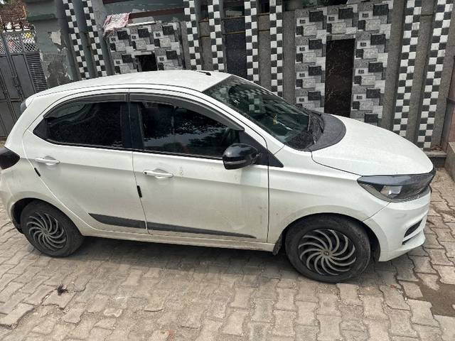 https://images10.gaadi.com/usedgaadi-sellcar/UsedCar/f56290eba/25bb9aa1-3280-4f14-ba39-dd4b1df13eeb.jpg?imwidth=6401