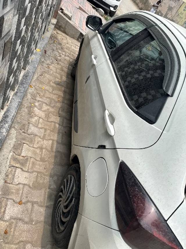 https://images10.gaadi.com/usedgaadi-sellcar/UsedCar/f56290eba/6c35a471-0941-412e-89f1-69e89acabd22.jpg?imwidth=6402