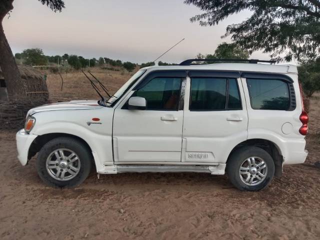https://images10.gaadi.com/usedgaadi-sellcar/UsedCar/f563d58fa/14506984-b75c-45e4-8fad-aeb3a6a21374.jpeg?imwidth=6402