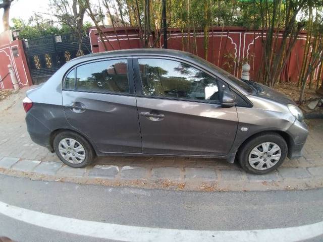 https://images10.gaadi.com/usedgaadi-sellcar/UsedCar/f564d5daa/99be57fa-1f7a-4204-a059-dbbfea4b65b3.jpg?imwidth=6401