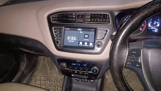 https://images10.gaadi.com/usedgaadi-sellcar/UsedCar/f565580da/b5a469d1-1cb2-45f9-8a1e-d604468086a3.jpg?imwidth=6402
