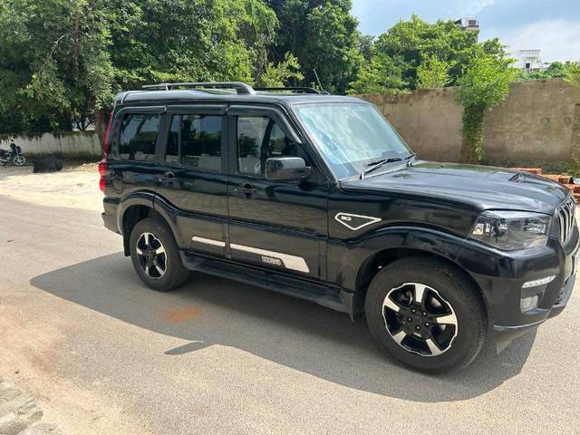 https://images10.gaadi.com/usedgaadi-sellcar/UsedCar/f5658e90a/79971b5a-6c6a-461c-9799-7c064c8082b2.jpg?imwidth=6400
