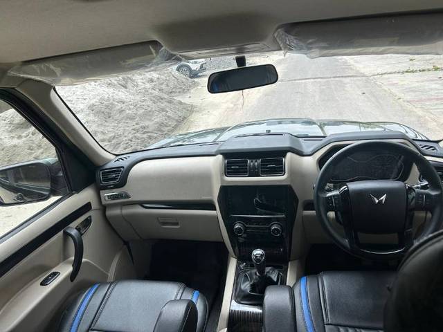 https://images10.gaadi.com/usedgaadi-sellcar/UsedCar/f5658e90a/a29ecab3-cd75-4764-87e2-75425ea5653f.jpg?imwidth=6402