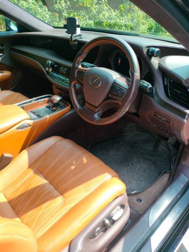 https://images10.gaadi.com/usedgaadi-sellcar/UsedCar/f565d21fa/351d9021-7250-476a-b571-8836af3b1192.jpeg?imwidth=6402
