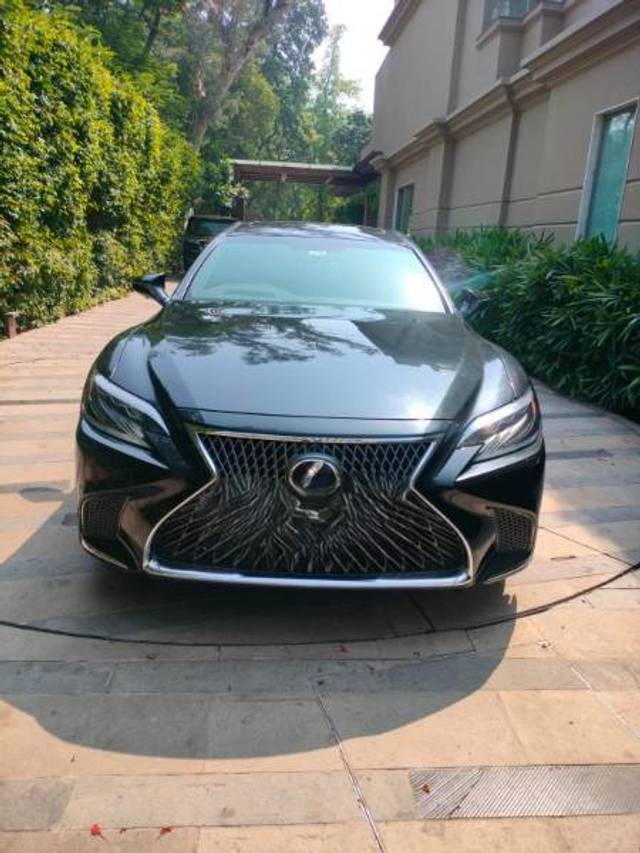 https://images10.gaadi.com/usedgaadi-sellcar/UsedCar/f565d21fa/f18fb3af-5352-446b-88a1-e053b7287a90.jpeg?imwidth=6400
