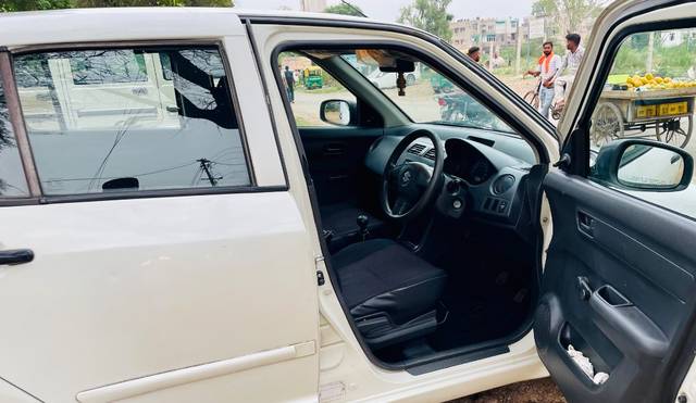 https://images10.gaadi.com/usedgaadi-sellcar/UsedCar/f566960ba/e886e9f8-0c44-462d-b200-7ea4027eb40f.jpeg?imwidth=6402