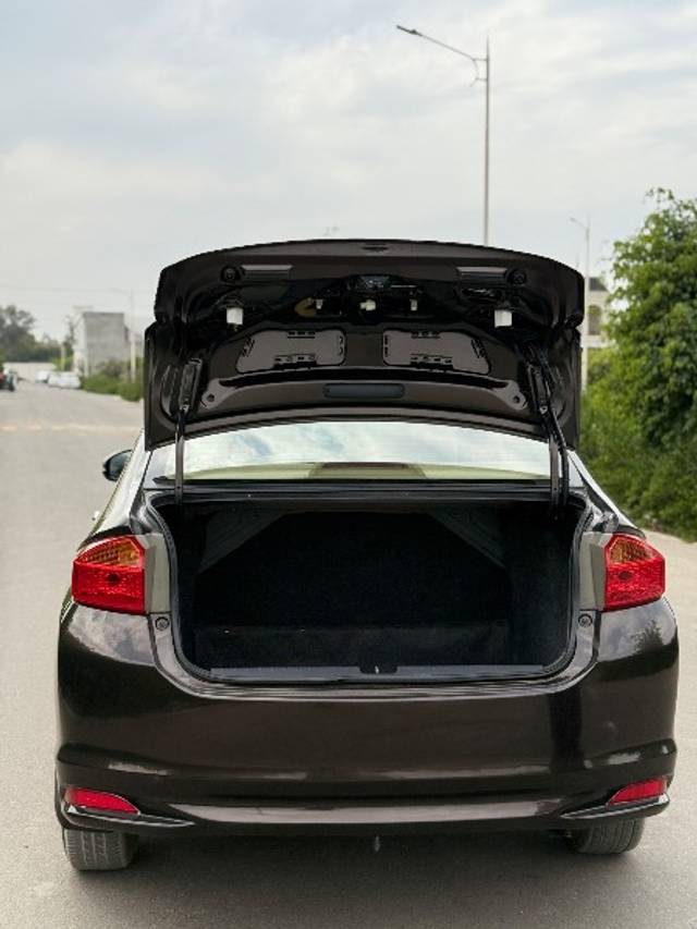 https://images10.gaadi.com/usedgaadi-sellcar/UsedCar/f569dd74a/26d70b1b-c68d-4ec1-8a37-0c767f6cfd14.jpeg?imwidth=6401