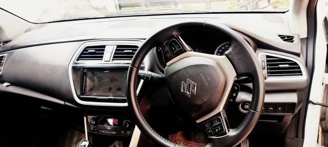 https://images10.gaadi.com/usedgaadi-sellcar/UsedCar/f56b63cca/8c6fe314-f987-43e5-88e7-cdd8820c1a71.jpg?imwidth=6402