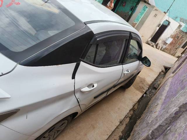 https://images10.gaadi.com/usedgaadi-sellcar/UsedCar/f56e8c17a/8c226802-47d6-4805-9a5b-72307270fdef.jpeg?imwidth=6400