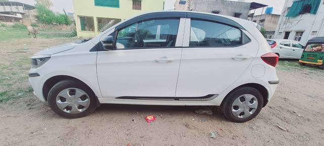 https://images10.gaadi.com/usedgaadi-sellcar/UsedCar/f56eb367a/b28d54c7-1fd7-46c5-912f-9d11aa5f6230.jpg?imwidth=6402