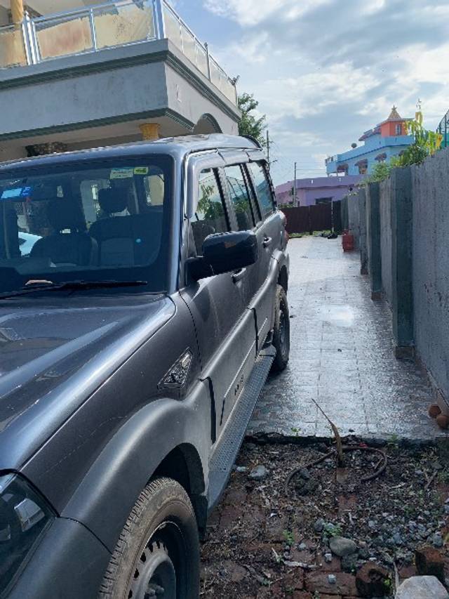 https://images10.gaadi.com/usedgaadi-sellcar/UsedCar/f56f5d7fa/1f80cdb9-f3d6-4e60-b2b9-a9467236c510.jpeg?imwidth=6402