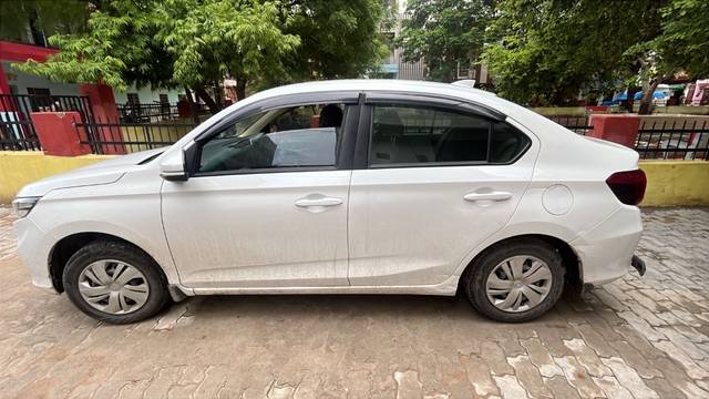 https://images10.gaadi.com/usedgaadi-sellcar/UsedCar/f57178b5a/051a2cf0-3595-4304-84a8-8ba86654f96e.jpeg?imwidth=6401