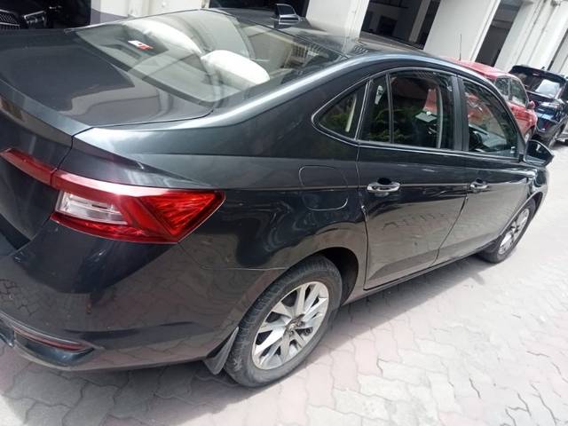 https://images10.gaadi.com/usedgaadi-sellcar/UsedCar/f5726c92a/b995004b-e61c-49e7-9ff7-970cba92b393.jpeg?imwidth=6402