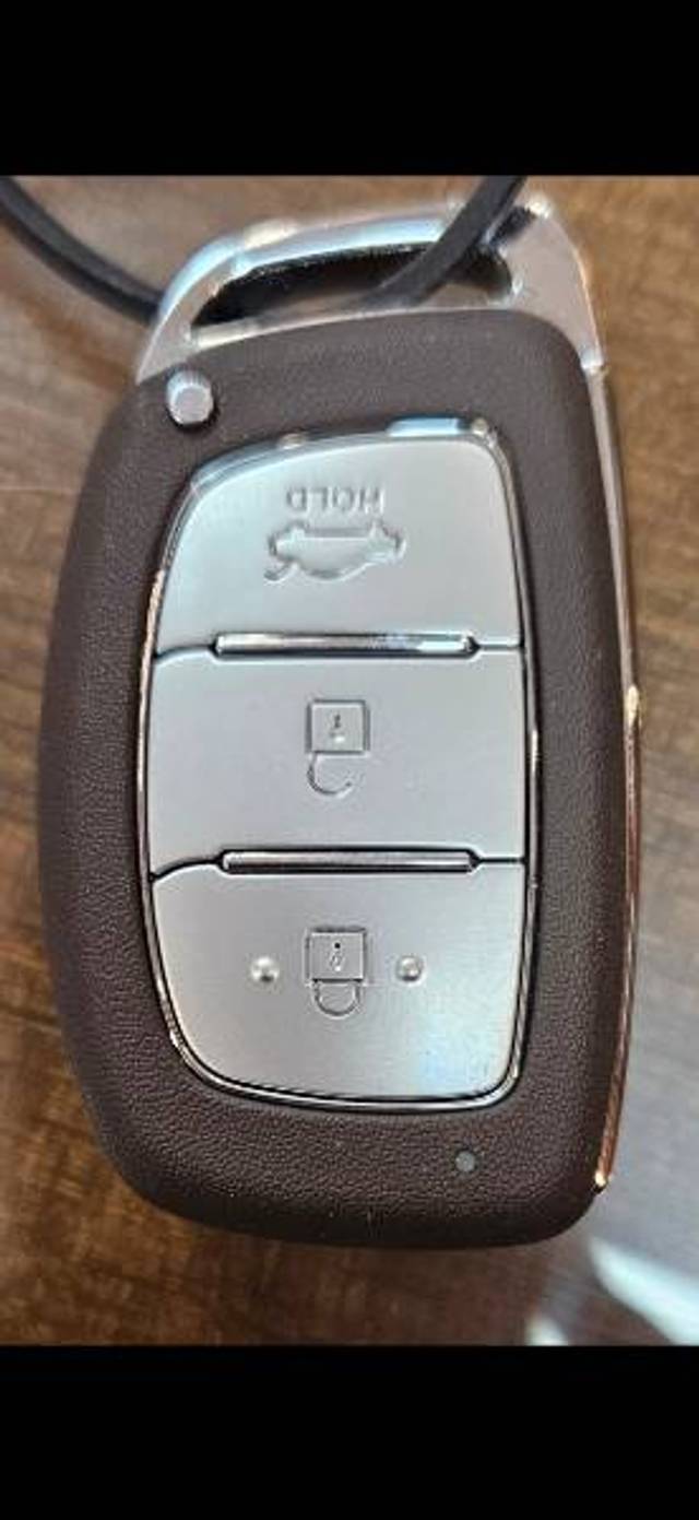 https://images10.gaadi.com/usedgaadi-sellcar/UsedCar/f572aaeba/de94819b-c57e-4c9e-b69b-51daac5dce02.jpg?imwidth=6402