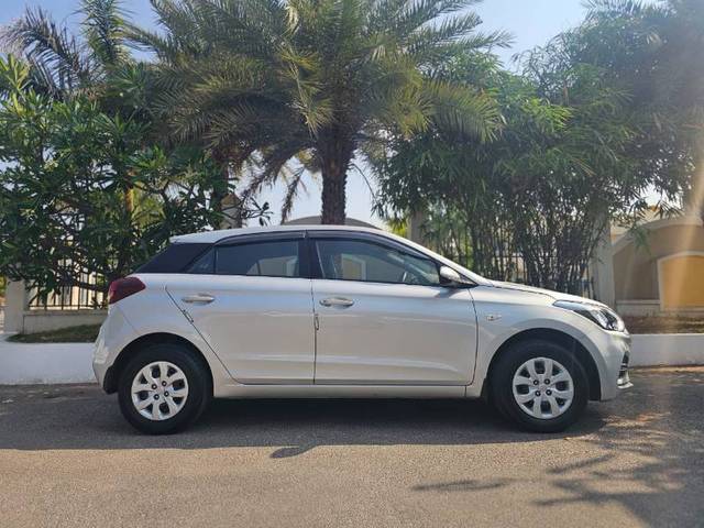 https://images10.gaadi.com/usedgaadi-sellcar/UsedCar/f57331a6a/2c3c4323-0b90-4067-a059-b7cbdb3aecdb.jpg?imwidth=6401