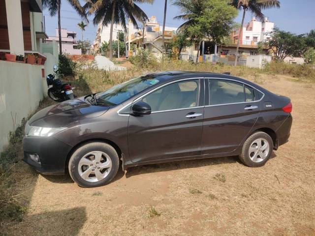 https://images10.gaadi.com/usedgaadi-sellcar/UsedCar/f5738f72a/97de8066-f036-4c96-870e-782f7bad7214.jpg?imwidth=6400