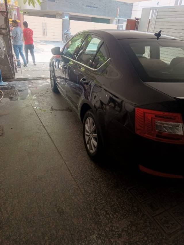https://images10.gaadi.com/usedgaadi-sellcar/UsedCar/f57488c6a/a724fd14-c2c6-4414-b0f6-f5fe8110ec3f.jpeg?imwidth=6402