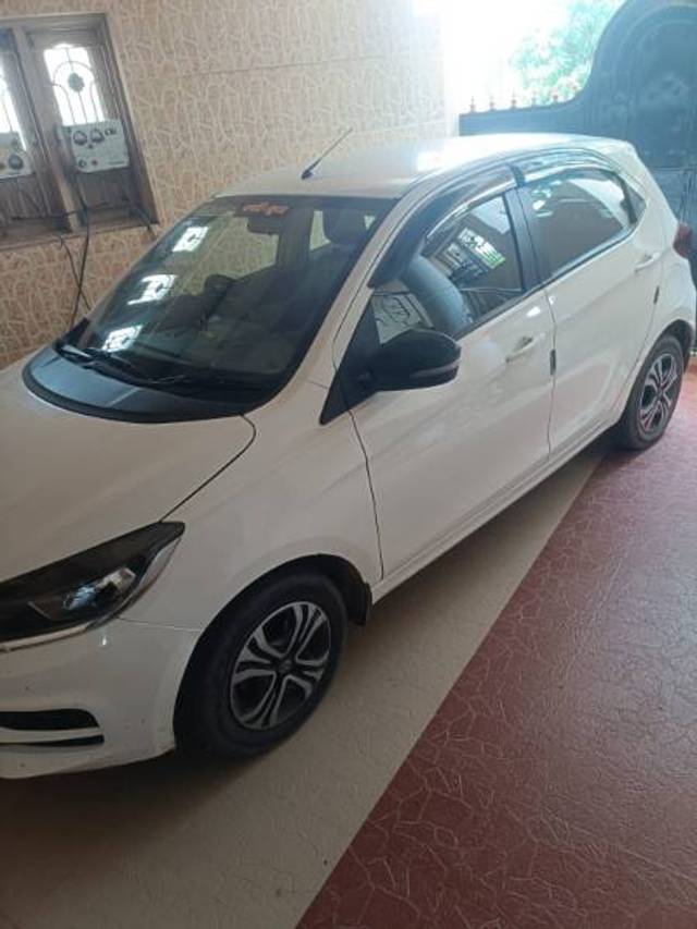https://images10.gaadi.com/usedgaadi-sellcar/UsedCar/f574d2e4a/2bc7f5e7-0a8f-4837-8653-1e96a6c85906.jpg?imwidth=6400