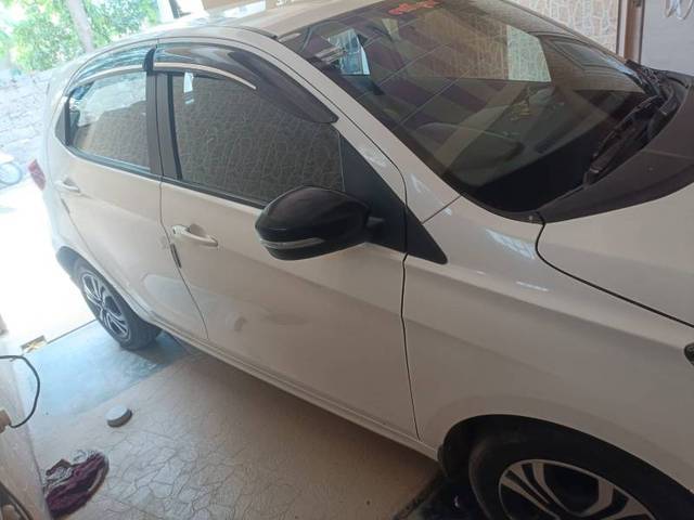 https://images10.gaadi.com/usedgaadi-sellcar/UsedCar/f574d2e4a/8c6c6ed8-d3ac-4d73-b359-591c70c333c9.jpg?imwidth=6401