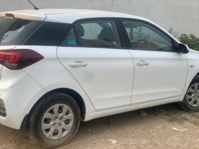 https://images10.gaadi.com/usedgaadi-sellcar/UsedCar/f57634b9a/ac4c3000-04b1-44b6-acda-b02df9dff087.jpeg?imwidth=6401
