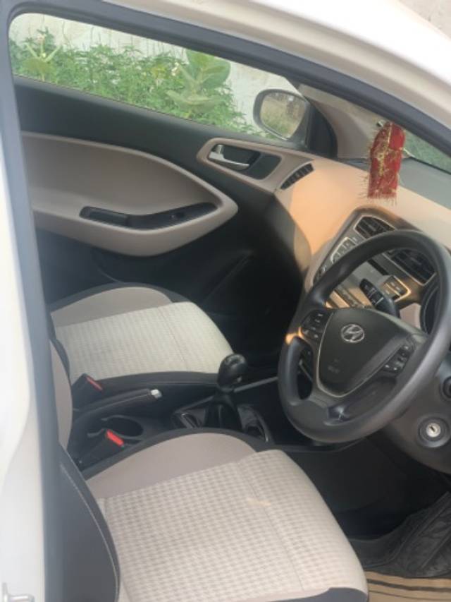 https://images10.gaadi.com/usedgaadi-sellcar/UsedCar/f57634b9a/d4707674-05c1-46c1-8969-5a5bb3bf6136.jpeg?imwidth=6402