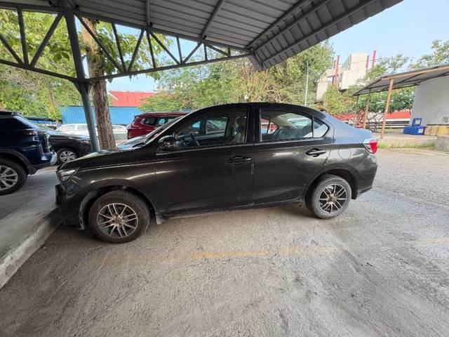 https://images10.gaadi.com/usedgaadi-sellcar/UsedCar/f576d487a/cf98f10c-b589-4f6c-9337-f8c2d76835eb.jpg?imwidth=6400