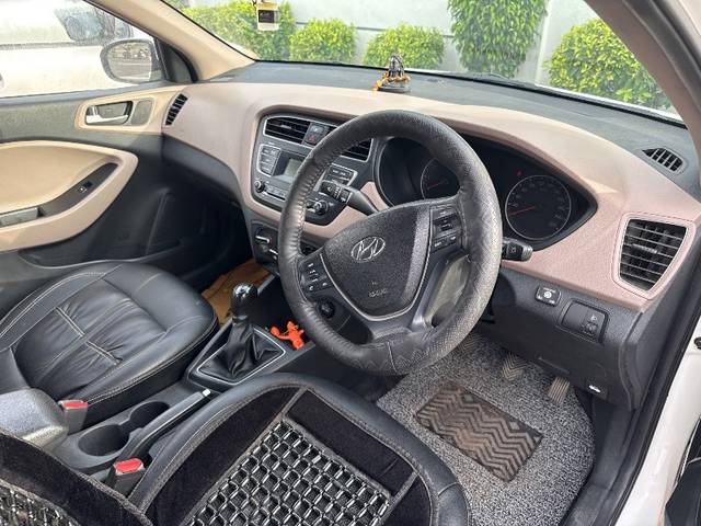 https://images10.gaadi.com/usedgaadi-sellcar/UsedCar/f57794e2a/31712611-8df2-4d14-8ee3-2cb51b447ebf.jpg?imwidth=6402