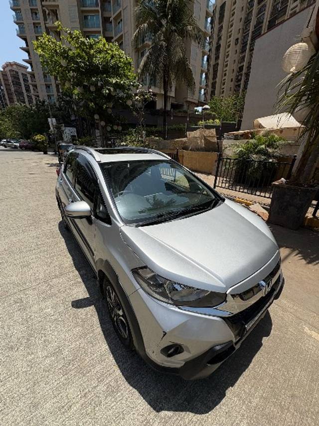https://images10.gaadi.com/usedgaadi-sellcar/UsedCar/f57828fea/2c500cc4-cdd8-4e78-ab15-1e6f46cca4e8.jpeg?imwidth=6400