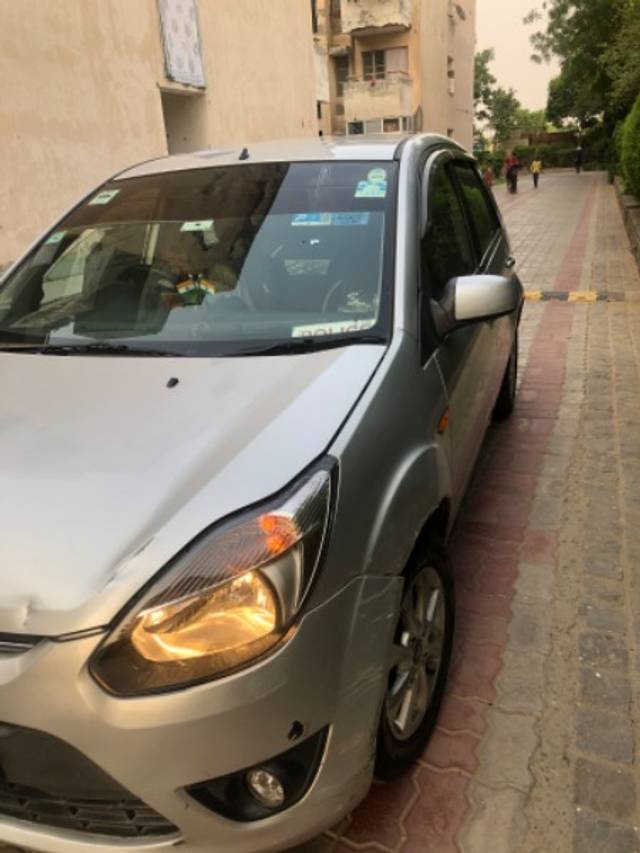 https://images10.gaadi.com/usedgaadi-sellcar/UsedCar/f578d87ba/b30d342f-ddb1-41ec-ba6d-ea6c31618e1b.jpeg?imwidth=6400