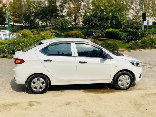 https://images10.gaadi.com/usedgaadi-sellcar/UsedCar/f579ff59a/e1e621f1-c825-4d67-bb1b-bfbc266cf7b9.jpeg?imwidth=6400