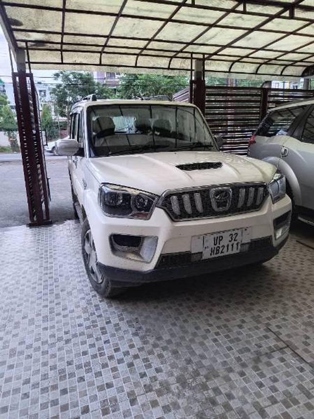 https://images10.gaadi.com/usedgaadi-sellcar/UsedCar/f57b9f22a/ec24bc07-9000-4f98-a28a-8201272e535d.jpg?imwidth=6401